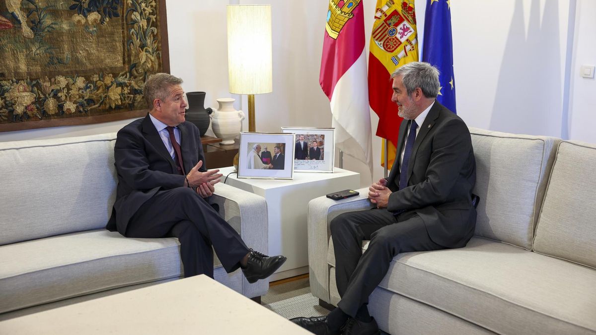 El presidente de Castilla-La Mancha, Emiliano García-Page (i), se reúne con su homólogo de Canarias, Fernando Clavijo (d), este miércoles en Toledo.