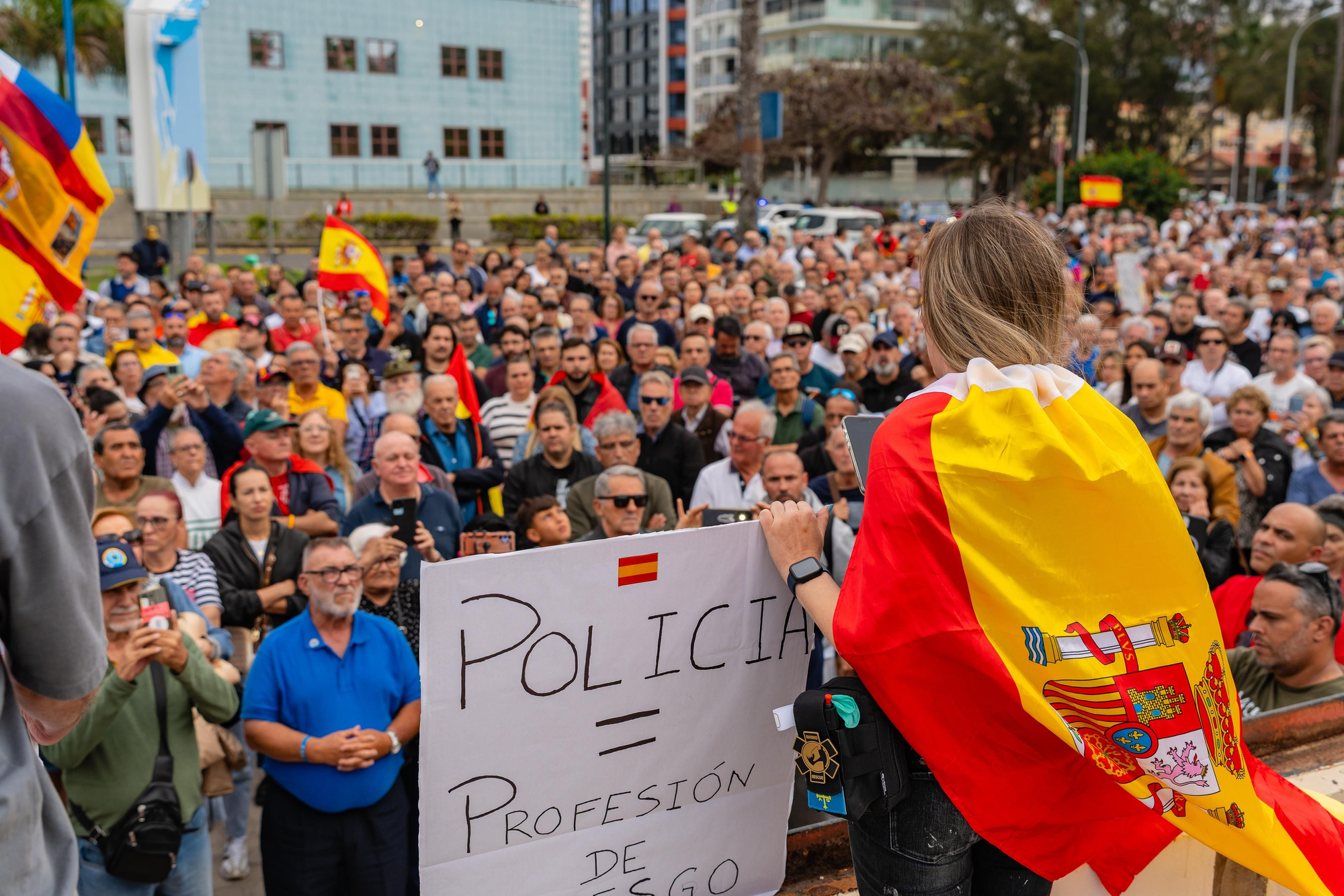 Concentración de apoyo a los policías que intervinieron en el suceso del aeropuerto, este martes en Las Palmas de Gran Canaria.