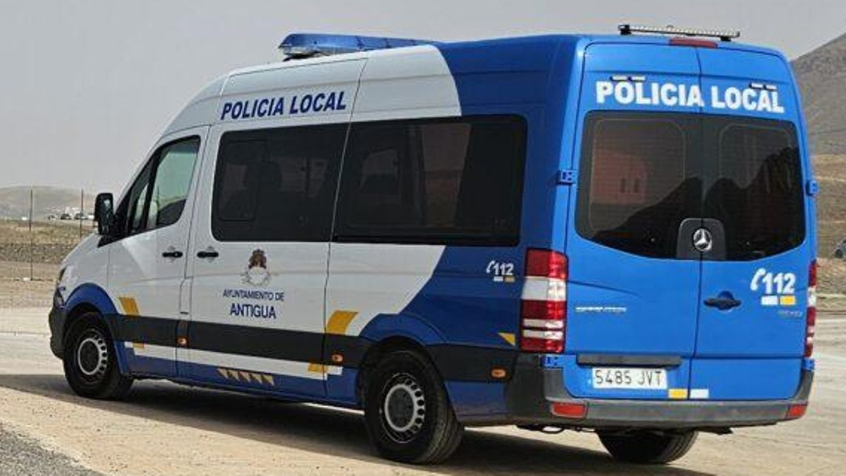 La Policía Local de Antigua descubre una cabra muerta en un contenedor de basura