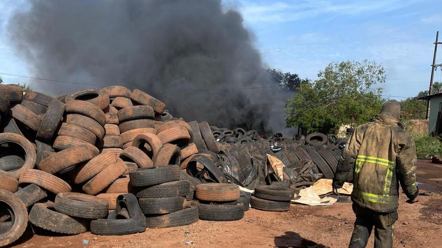 Bomberos paraguayos controlan llamas en lote con neumáticos en zona fronteriza con Brasil