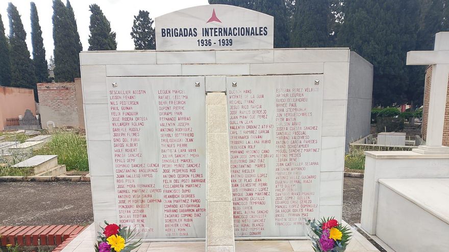 Placa de la fosa colectiva de las Brigadas Internacionales en la zona de la Plaza de la Paz del cementerio de Nuestro Padre Jesús de Murcia