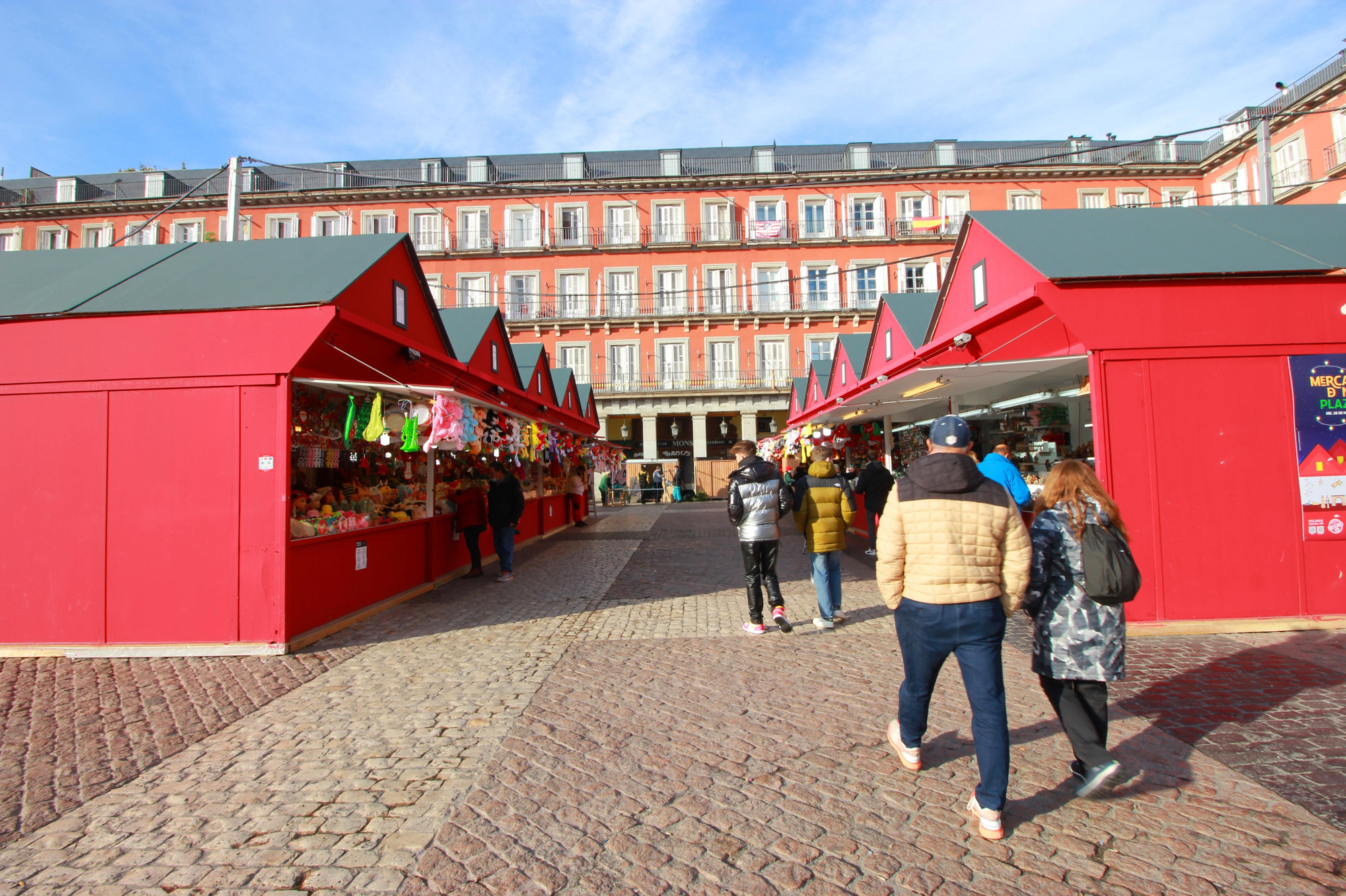 Recorrido puesto a puesto por la Navidad en la Plaza Mayor de Madrid