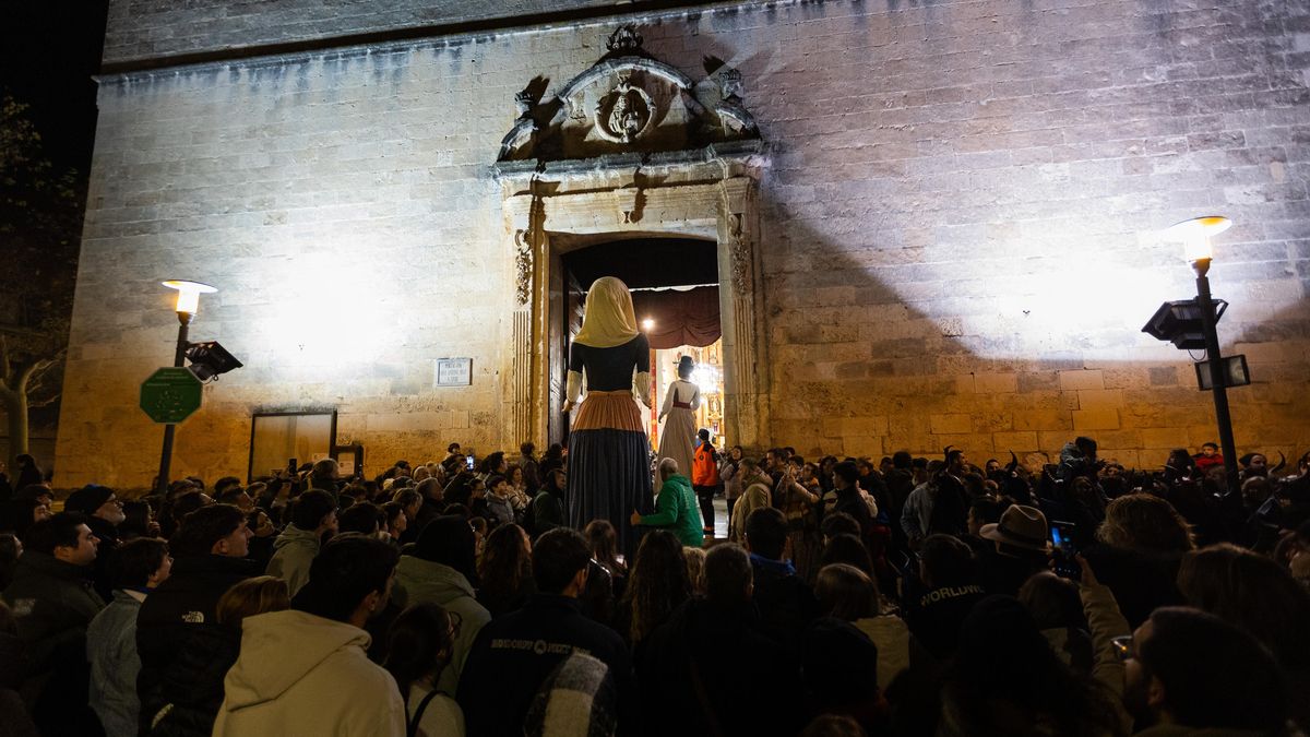 Els caparrots entren a la parròquia de Sant Antoni Abat