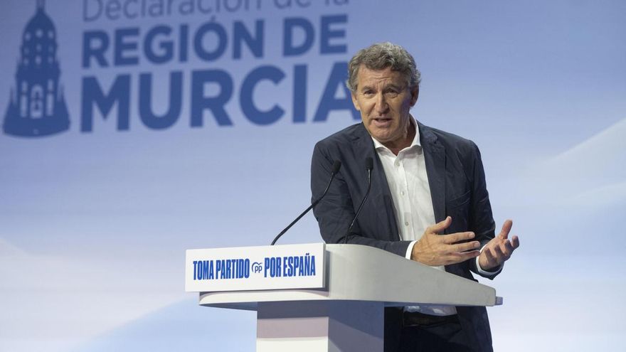 El presidente del PP, Alberto Núñez Feijóo, el domingo en el Teatro Circo de Murcia.