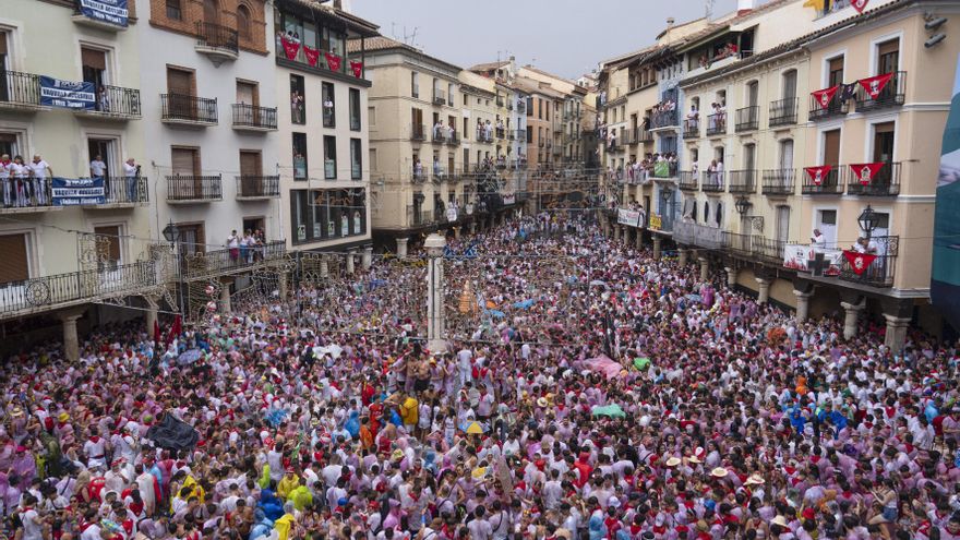 La fiesta estalla en Teruel tras la puesta del pañuelo rojo al Torico