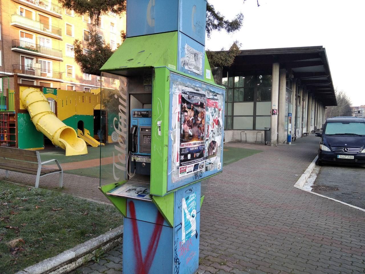 Cabina de teléfono cerca de la estación de autobuses de Vitoria