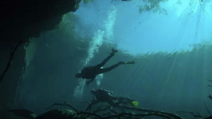 De agua burbujeante y caliente y 500 metros de fondo, muchos la consideran la cueva submarina más profunda del planeta