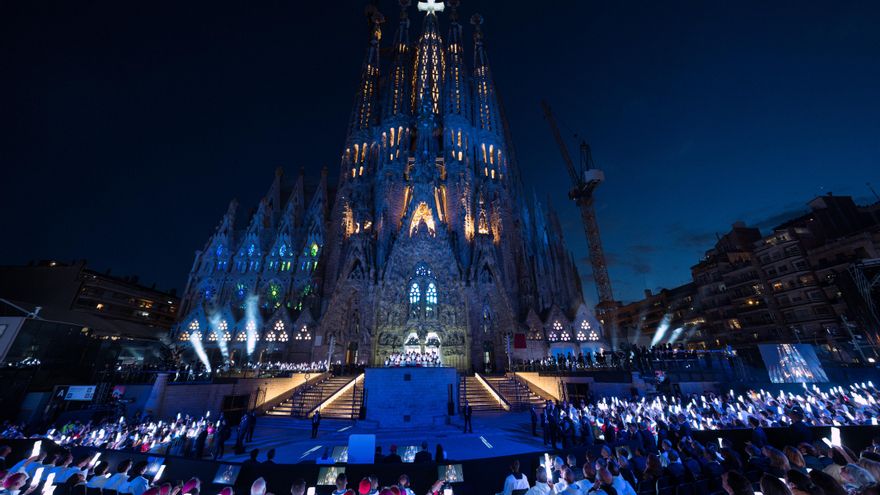 El Papa bendice la Sagrada Família y reivindica el templo de Gaudí como "faro abierto al Mediterráneo"