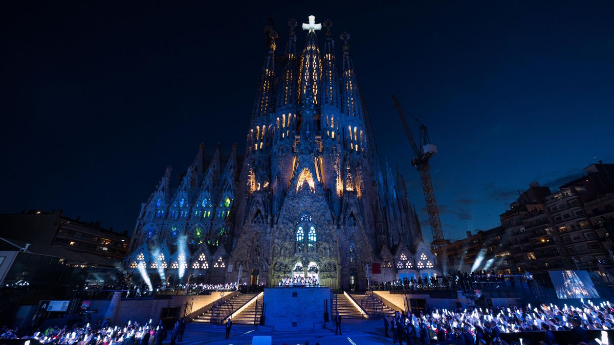Primera iluminación de la Torre de Jesús, justo tras la bendición del papa León XIV