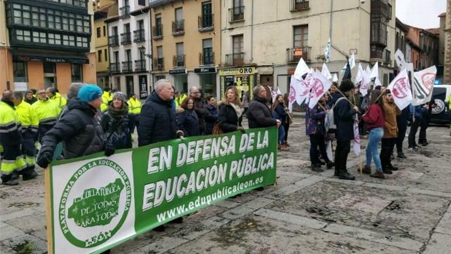 Protesta a las puertas del Ayuntamiento de San Marcelo contra la llegada de la UCAM a León.