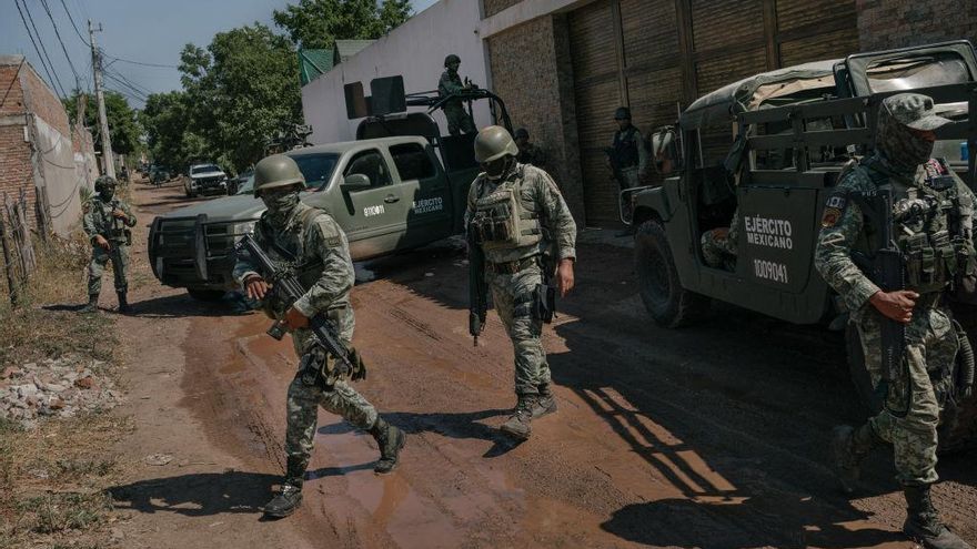 Miembros del ejército llegan al lugar donde fue capturado un importante mando de rango medio de Ismael «El Mayo» Zambada tras un encarnizado enfrentamiento entre el ejército y la población civil, en el que murieron 19 civiles en octubre de 2024