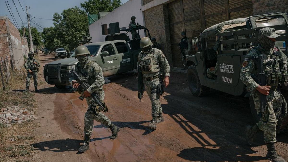 Miembros del ejército llegan al lugar donde fue capturado un importante mando de rango medio de Ismael «El Mayo» Zambada tras un encarnizado enfrentamiento entre el ejército y la población civil, en el que murieron 19 civiles en octubre de 2024