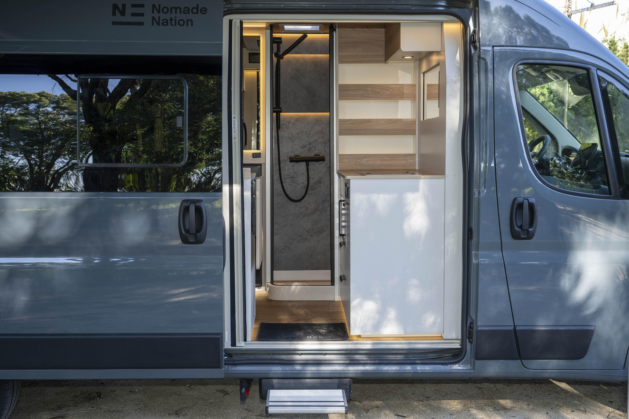 Acceso, con la ducha al fondo, al Ducato de Nomade Nation.