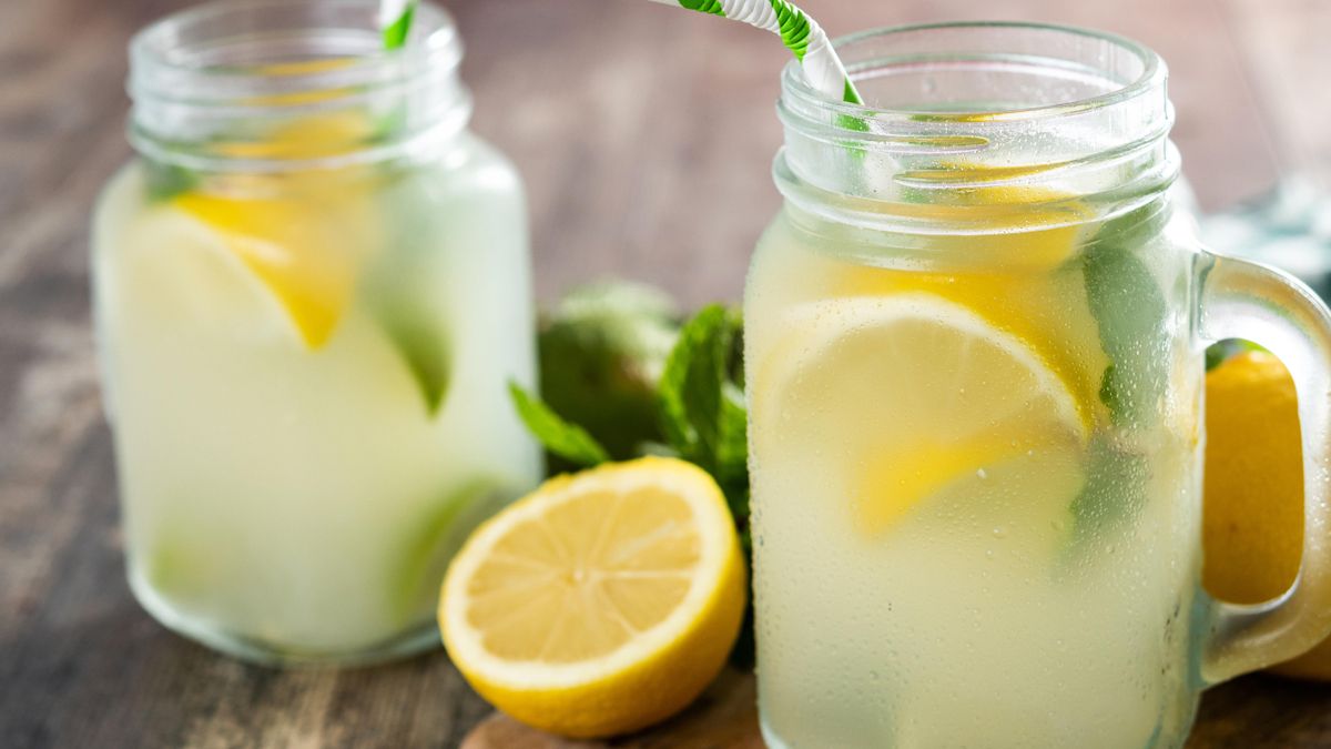 Cómo hacer limonada casera tradicional y cuatro versiones para aliviar el calor