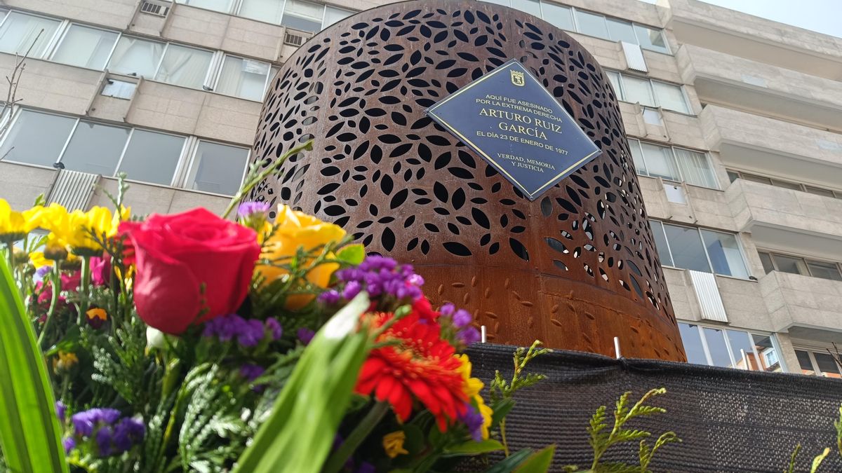 Flores en recuerdo de Arturo Ruiz