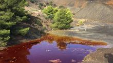 Aguas rojas de mina enriquecidas en arsénico, cadmio, zinc, plomo y hierro a 100 metros de las viviendas de El Llano del Beal