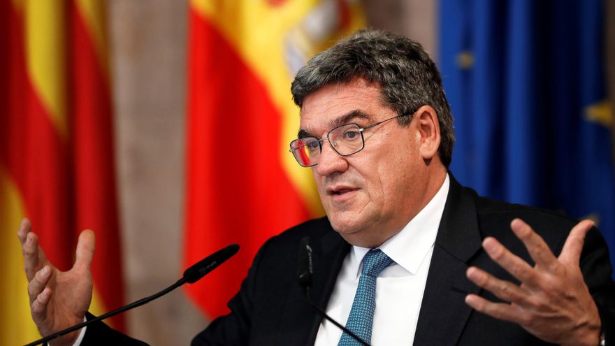 El ministro de Inclusión, Seguridad Social y Migraciones, José Luis Escrivá, comparece en rueda de prensa tras su reunión, este jueves en el Palau de la Generalitat, con el president Ximo Puig. EFE/Ana Escobar