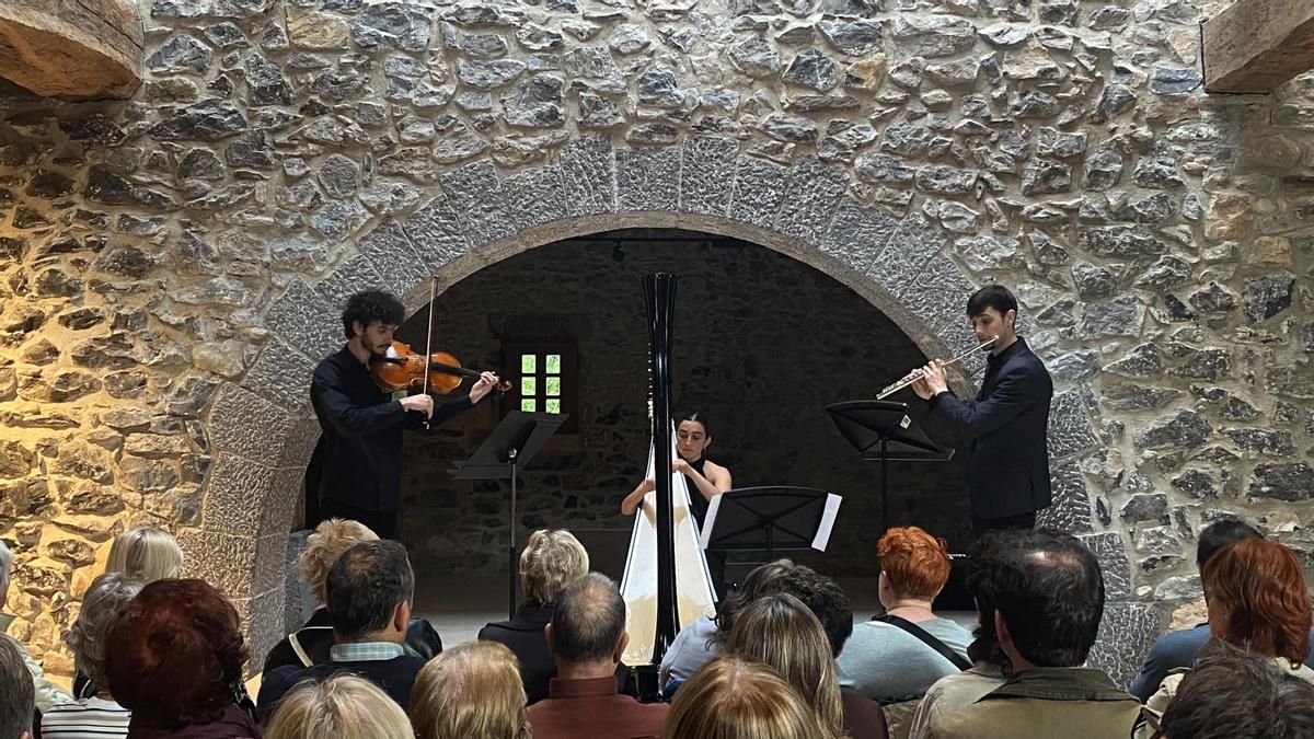 El museo Chillida Leku se llena de música con la interpretación del Trío Zephyra de Musikene