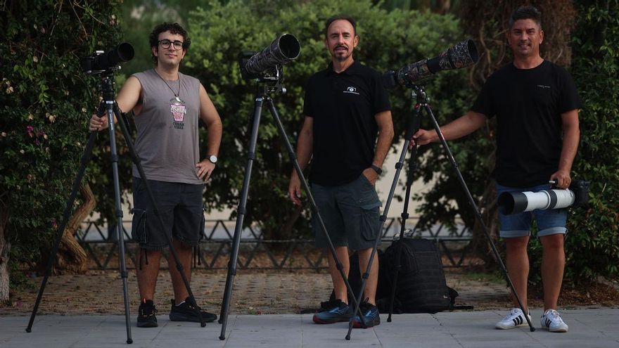 Antonio García Gutiérrez se ha pedido vacaciones para fotografiar desde el norte ibicenco el eclipse total en compañía de Alejandro, su hijo de diecisiete años (a su izquierda) y de su amigo Paco Natera (a su derecha).