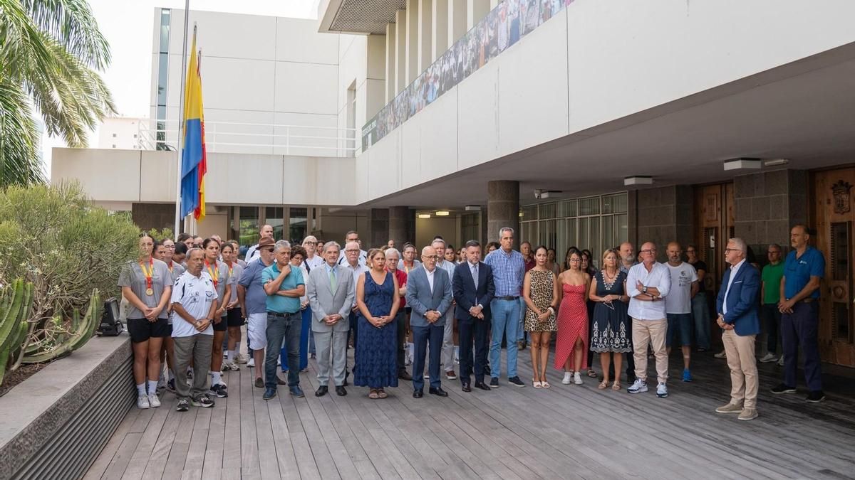 El Cabildo de Gran Canaria guarda un minuto de silencio por la estudiante Claudia Taroconte