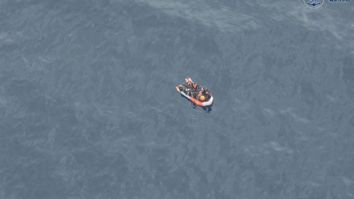 Trasladan a Tarifa a 33 varones tras rescatarlos de cuatro pateras en El Estrecho