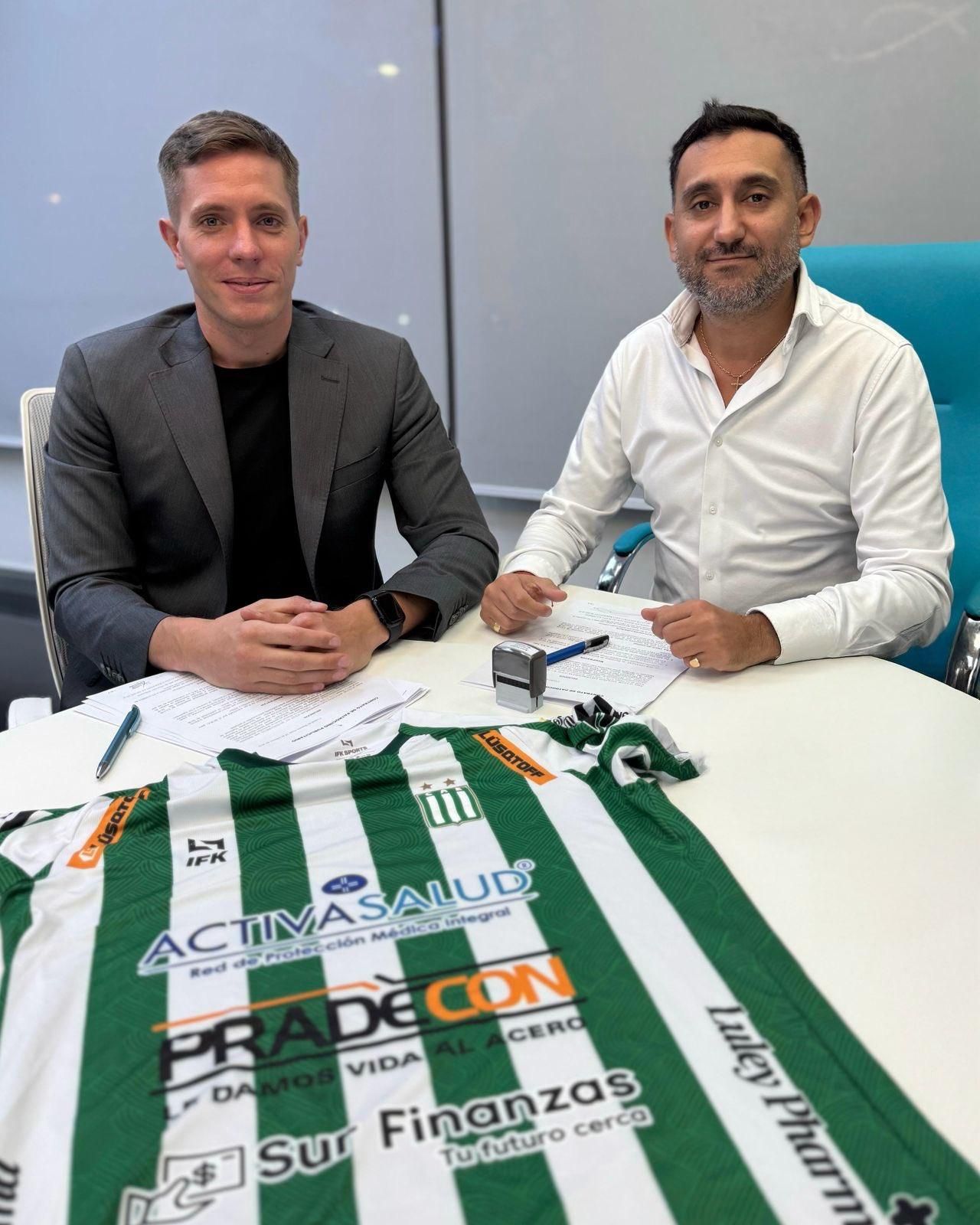 Ariel Vallejo, CEO y fundador de Sur Finanzas, al firmar un contrato con el club Excursionistas