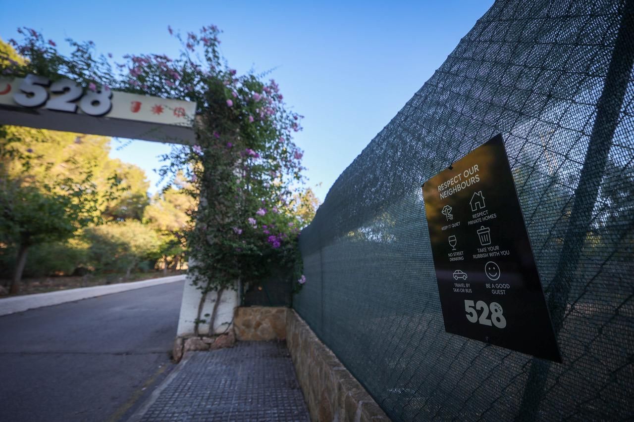 “Respeto para nuestros vecinos”: un cartel colocado por Ibiza Rocks Group pide civismo a los ‘clubbers’ que acuden a las fiestas de 528 Ibiza
