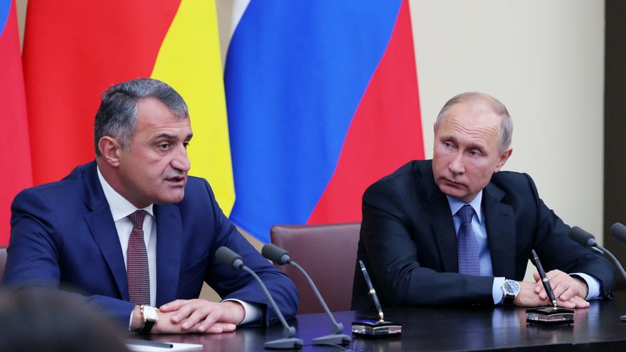 El presidente ruso Vladimir Putin (dcha) y el presidente de la región georgiana secesionista de Osetia del Sur, Anatoli Bibílov. EFE/Michael Klimentyev/Archivo