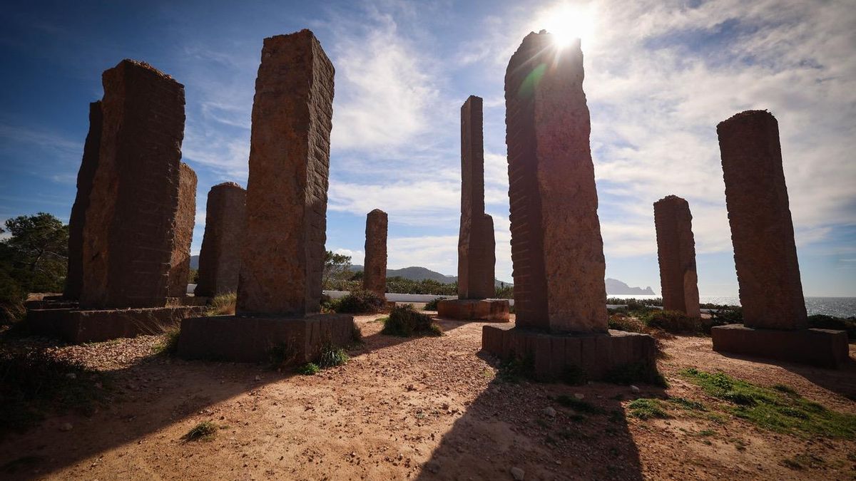 Las trece columnas están situadas en la costa suroeste de Eivissa.