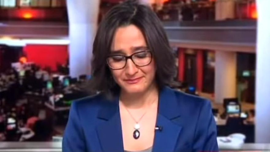 Las lágrimas de una periodista afgana de BBC al escuchar un duro testimonio sobre la situación de su país