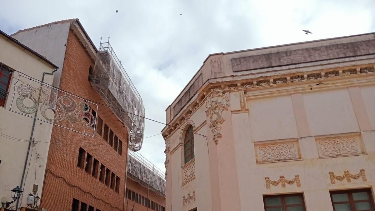 Fachada en obras donde anida una colonia de avión común en Montilla.