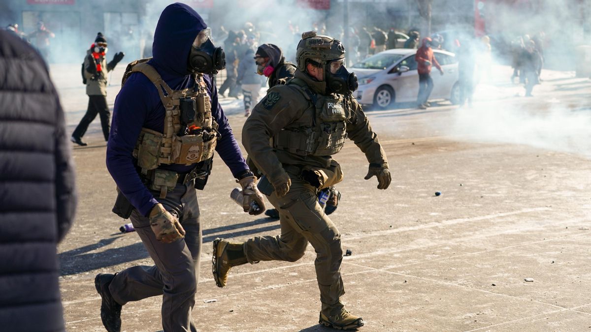 Manifestantes se enfrentan a agentes federales tras el asesinato de Alex Pretti en Minneapolis, el 24 de enero de 2026.