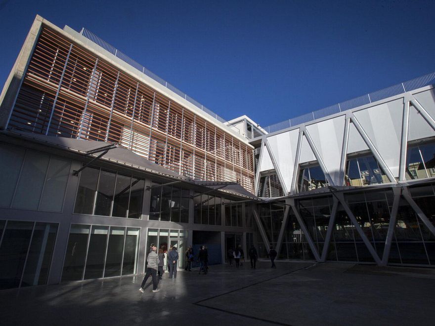 Entrada al polideportivo de La Cebada