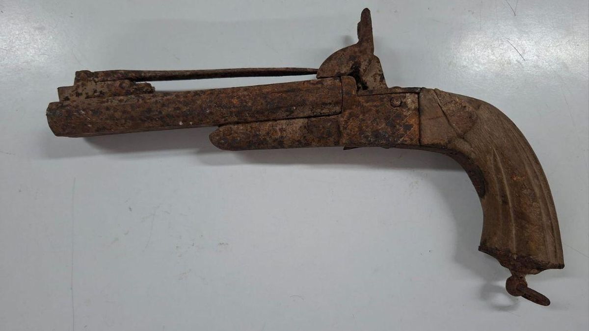 Una de las armas más antiguas y deterioradas conservadas en el museo popular de Vicálvaro.