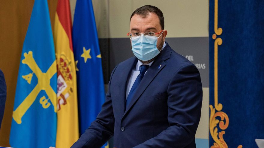 El presidente del Principado de Asturias, Adrián Barbón, se dirige este viernes a los medios desde Oviedo. El Gobierno del Principado va a decretar este viernes el cierre perimetral de los núcleos urbanos de Oviedo, Gijón y Avilés, las tres principales ciudades asturianas en las que se ha constatado una mayor incidencia de la pandemia y que registran una mayor movilidad. EFE/ Alberto Morante