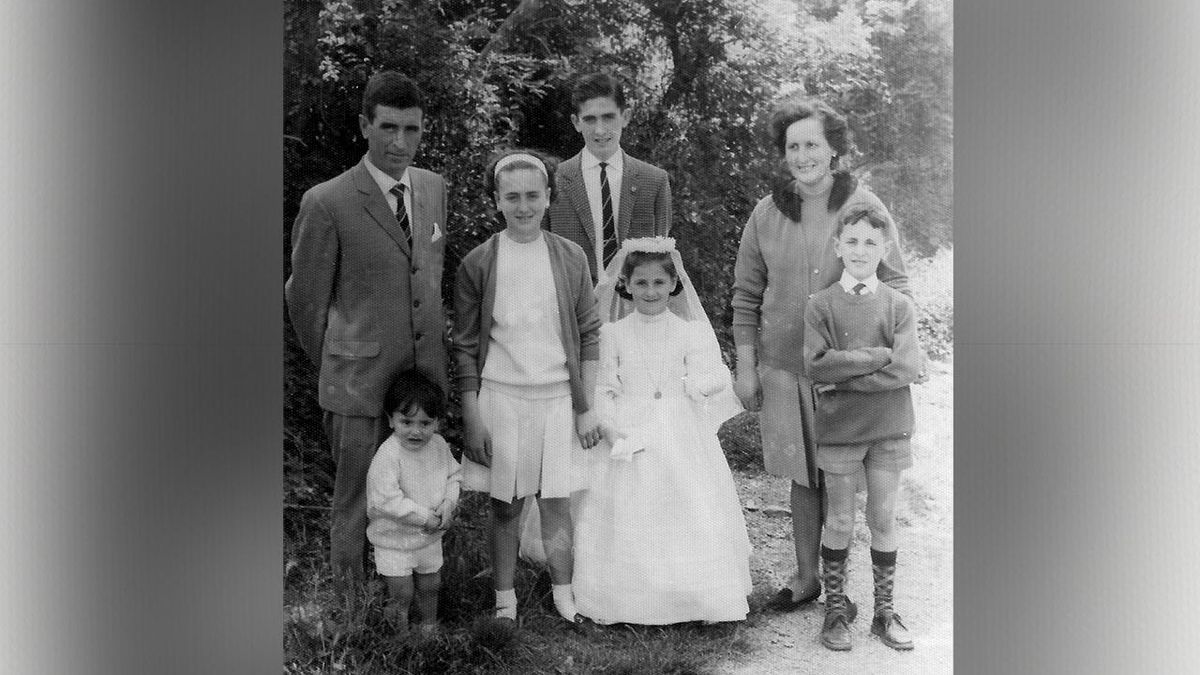 Familia Pérez Elexpe en la comunión de una de las hermanas. Víctor, en el centro.