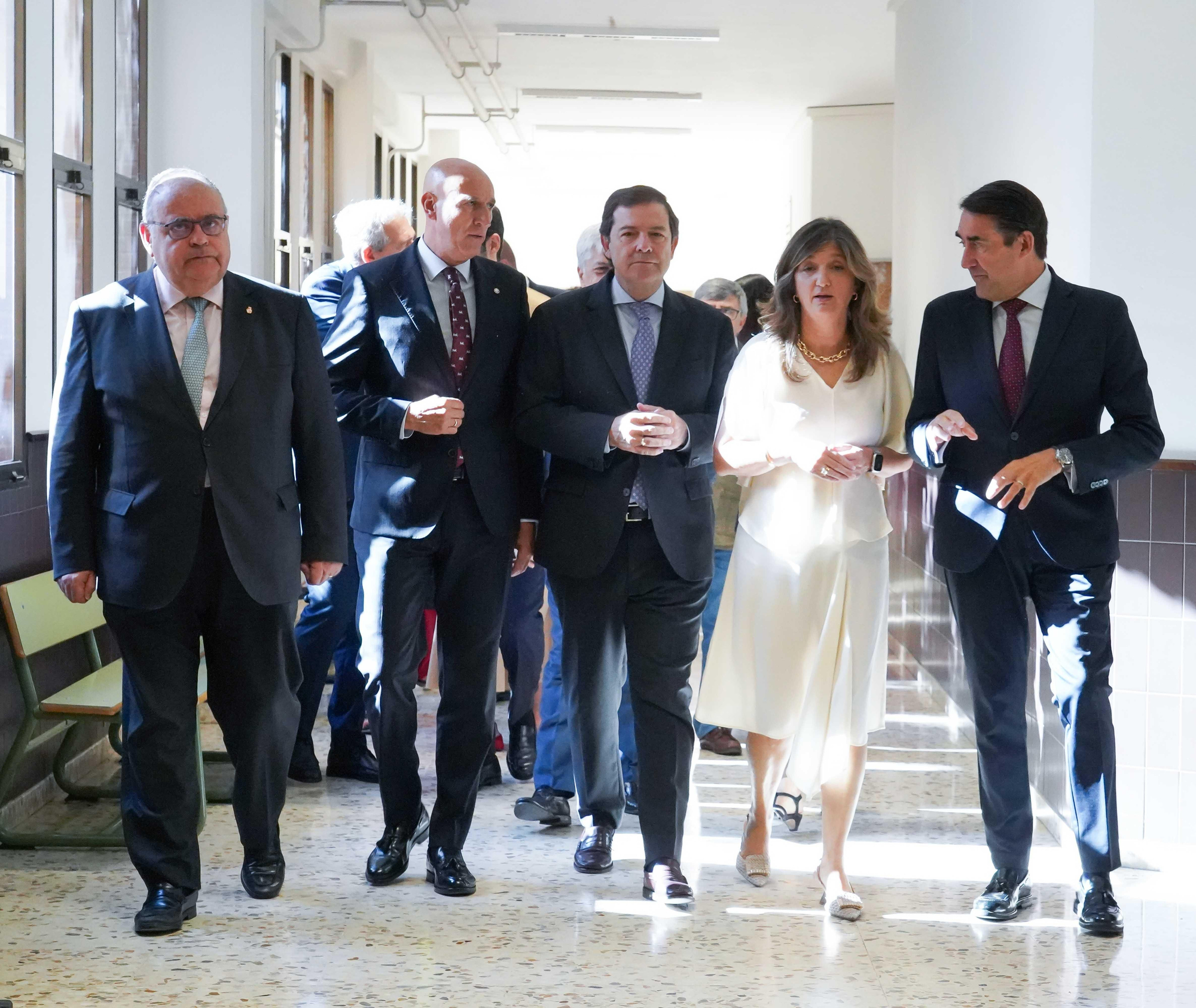 Vázquez, Diez, Fernández Mañueco, González y Suárez-Quiñones en la inauguración de Medicina.