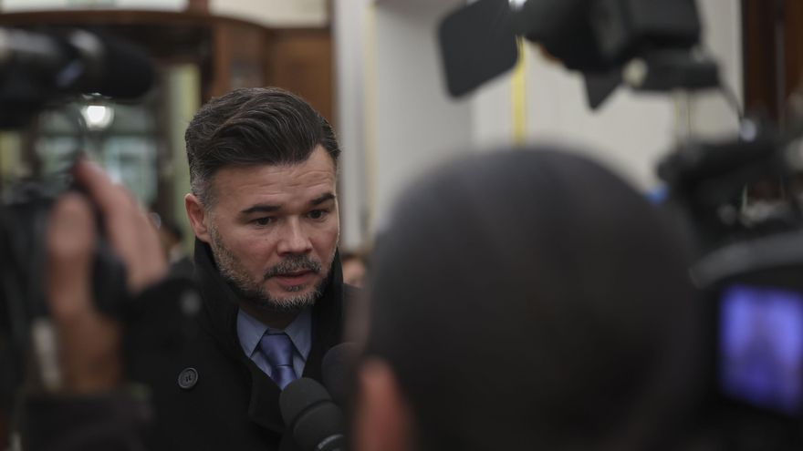 El portavoz de ERC Gabriel Rufián atiende a la prensa durante el pleno del Congreso de los Diputados, este martes en Madrid.