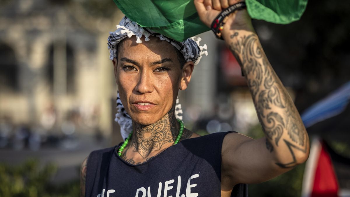 La cineasta Mi Hoa Lee, durante la huelga de hambre que ha iniciado en plaza Catalunya