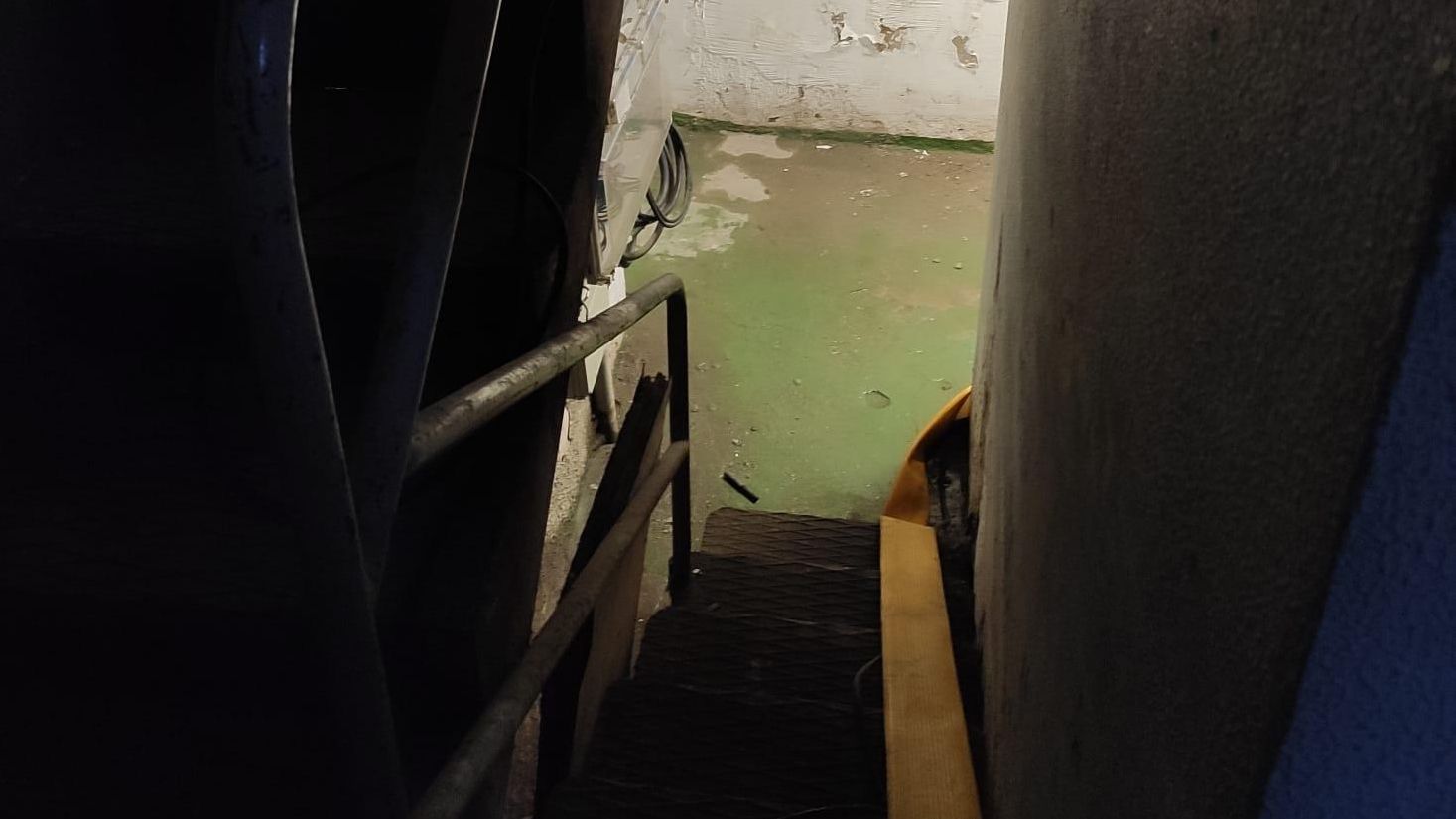 Escalera de acceso a la planta-sótano del Ayuntamiento de Santander.