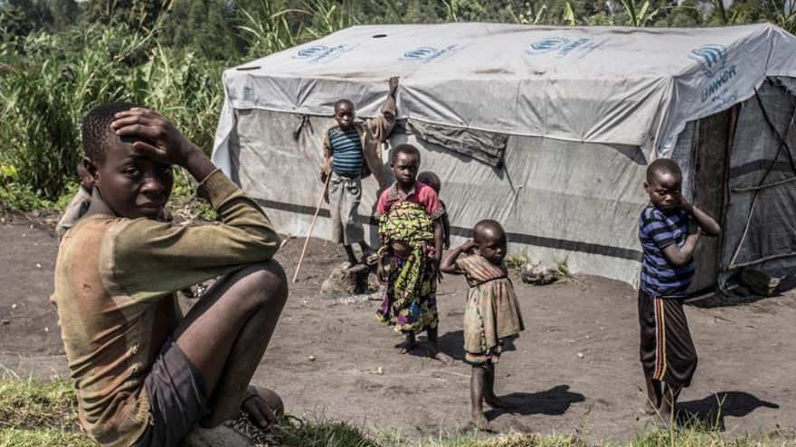 Niños de la aldea congoleña de Mutaho, localizada a pocos kilómetros al norte de la ciudad congoleña de Goma, noreste de la República Democrática del Congo (RDC), descansan cerca de una tienda humanitaria de la Agencia de la ONU para los Refugiados (Acnur).