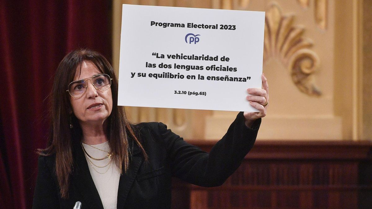 La portavoz de Vox en el Parlament balear, Manuela Cañadas, exhibiendo el pasado martes el acuerdo alcanzado con el PP en materia lingüística a inicios de legislatura
