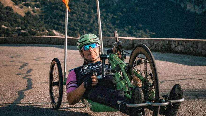El techo de África en bicicleta adaptada: la increíble gesta de Mix Manresa en el Kilimanjaro