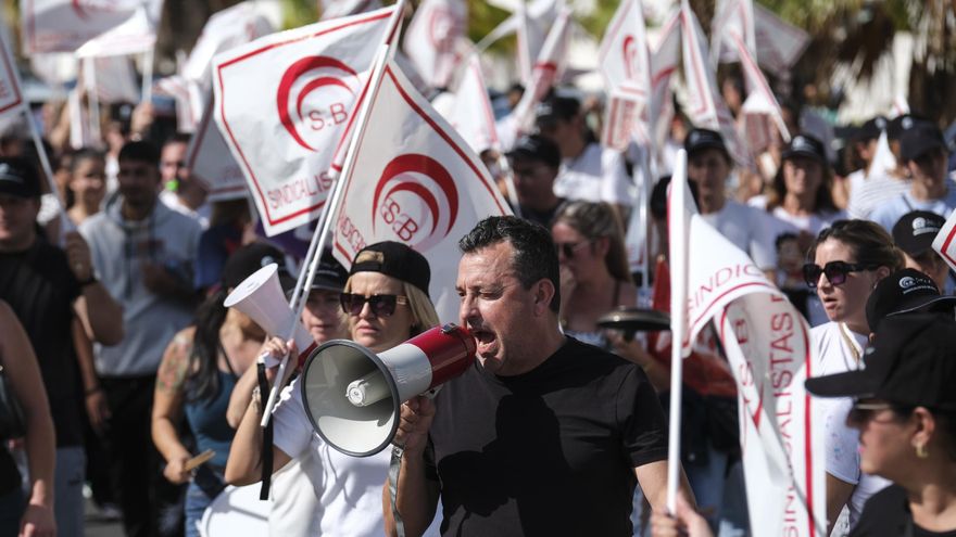 Thousands of workers in the tourism sector are manifested in Tenerife between the astonishment and support of tourists