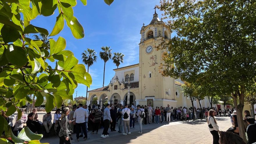 Espera de la salida de la Hermandad de la Conversión.