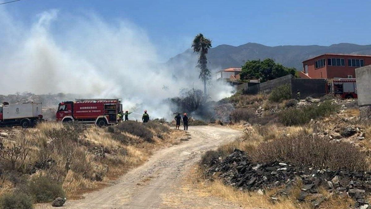 Controlado el incendio que obligó al confinamiento de varios vecinos en Tenerife este fin de semana