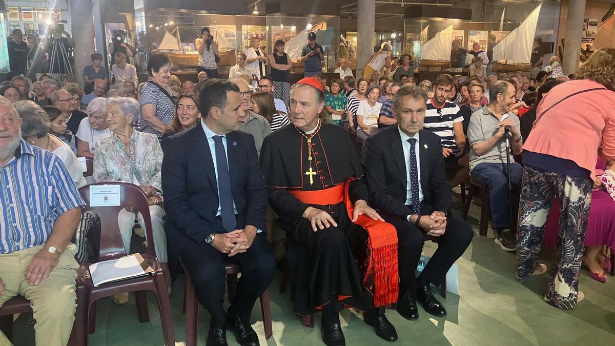 El cardenal asturiano Ángel Fernández Artime recibe el título de Hijo Predilecto de Gozón, su concejo natal