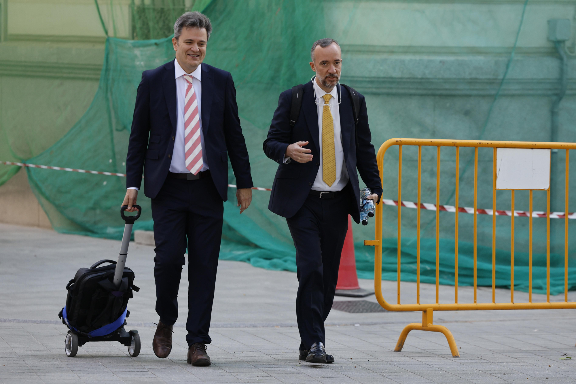 Francisco Martínez (derecha) llega a la Audiencia Nacional para la vista.