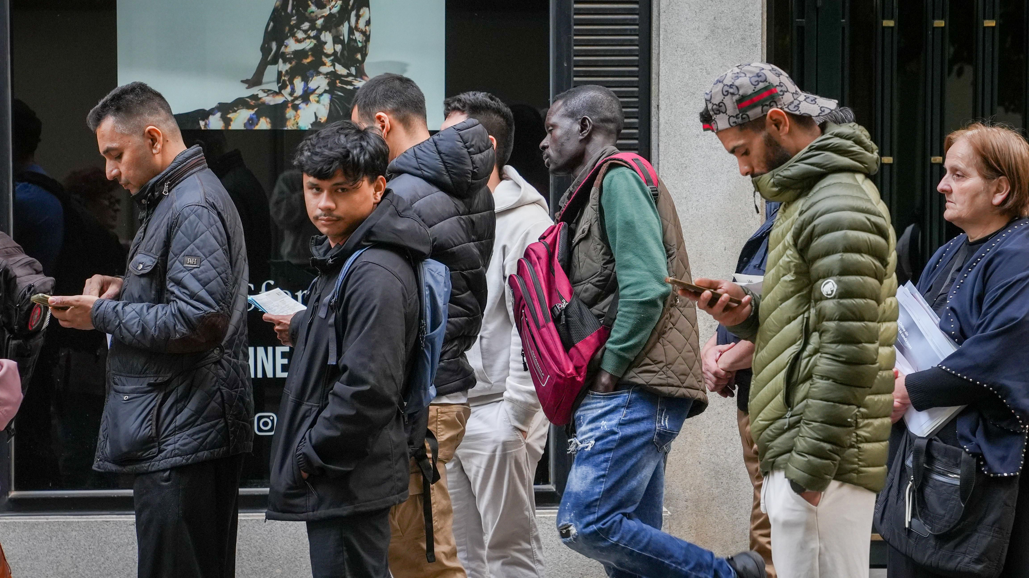 Largas colas de personas migrantes durante la atención presencial para su regularización