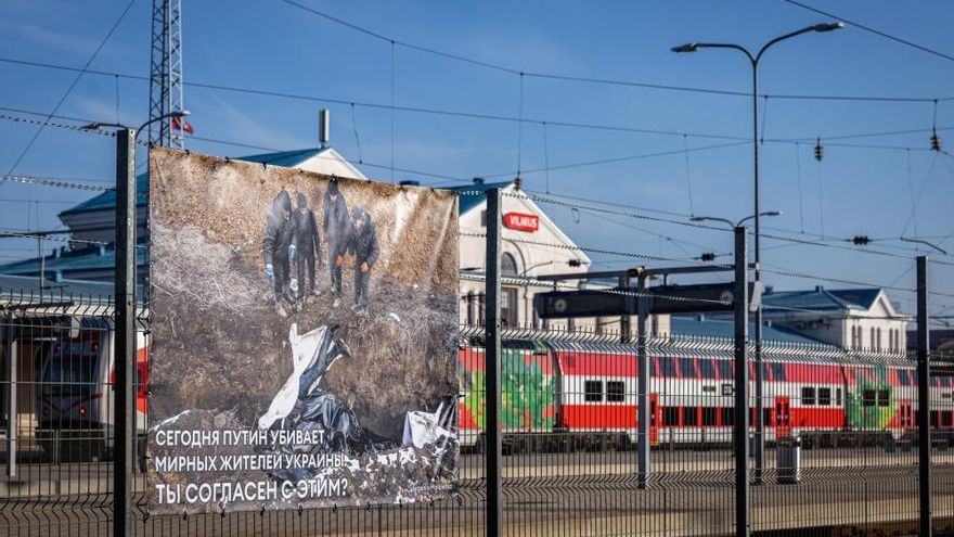 La estación de tren lituana que recibe a los viajeros rusos con imágenes de crímenes de guerra